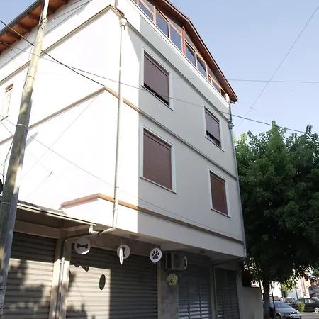 Cozy 2 Bedroom 10 Min Walk To Center Apartment *