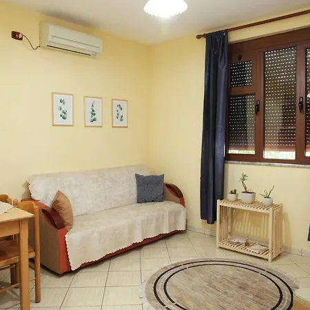Cozy 2 Bedroom 10 Min Walk To Center Apartment