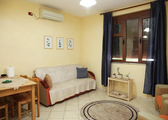 Cozy 2 Bedroom 10 Min Walk To Center Daire