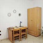 Апартаменты Cozy 2 Bedroom 10 Min Walk To Center *