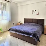 Апартаменты Cozy 2 Bedroom 10 Min Walk To Center *